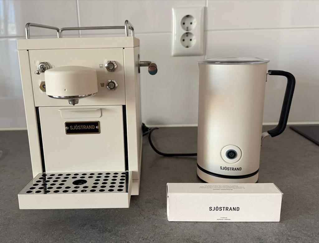 Sjöstrand Nespressomachine 2.0 met melkopschuimer, Witgoed en Apparatuur, Koffiezetapparaten, Espresso apparaat, Nieuw, Ophalen of Verzenden