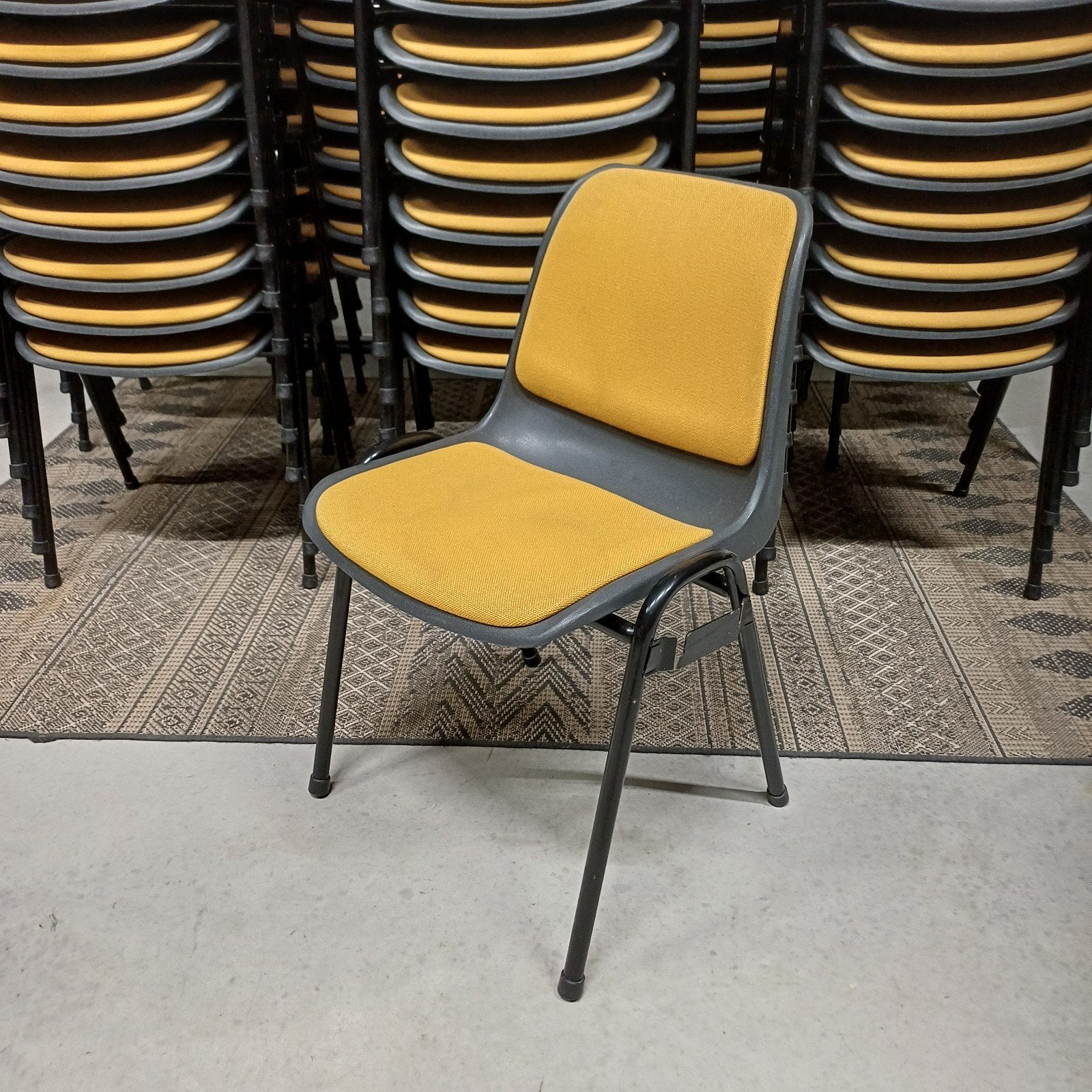 70 x vintage design stoelen partij stapelbare kerk stoelen, Ophalen, Gebruikt, Bruin, Vijf, Zes of meer stoelen
