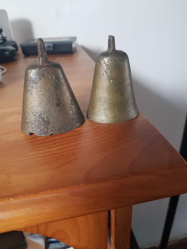 Bodemvondst 2 oude bronze of koperen   belletjes  belletjes, Ophalen of Verzenden