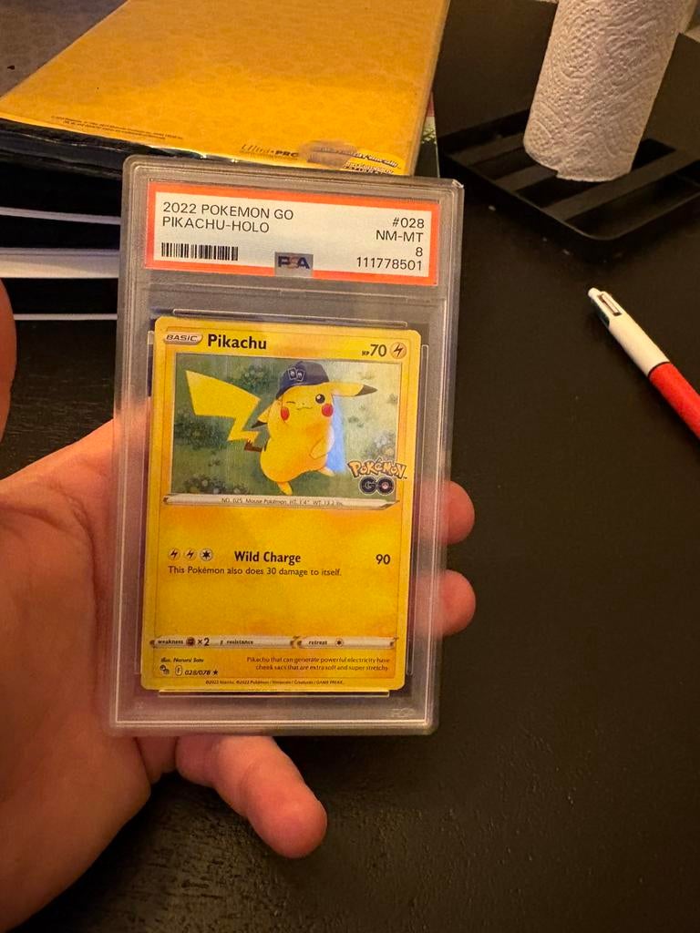 Pikachu pokemon go psa 8, Ophalen of Verzenden, Zo goed als nieuw, Meerdere kaarten, Foil