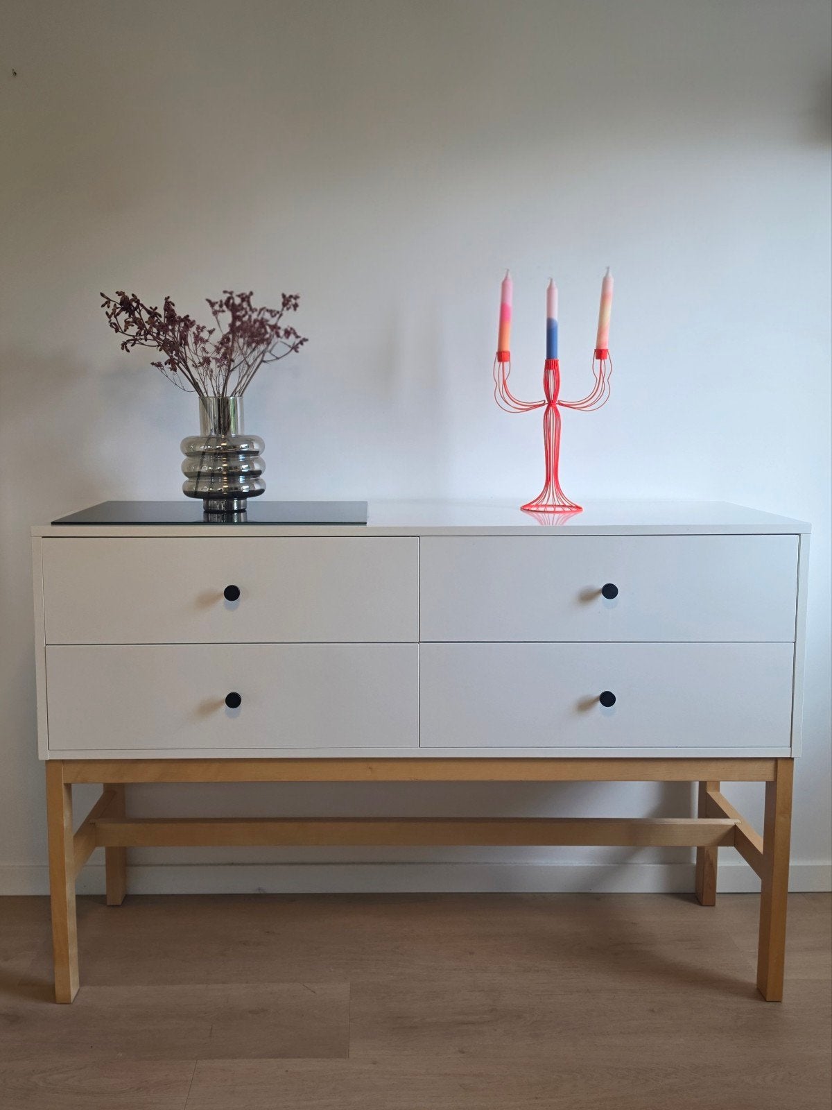 Strak dressoir met lades en houten onderstel, Ophalen, 100 tot 150 cm, Modern, Scandinavisch, Zo goed als nieuw