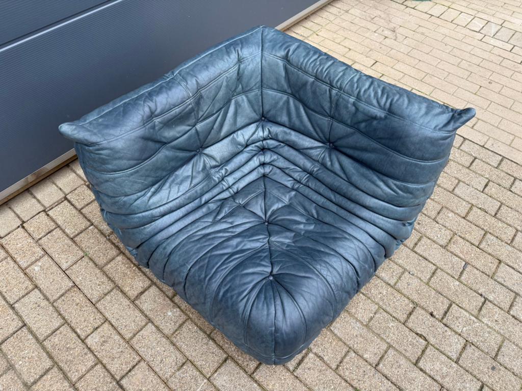 100% authentieke Ligne Roset Togo orig. Petrol Blue leder, Huis en Inrichting, Fauteuils, Ophalen of Verzenden, Sede artifort b&b italia cassina knoll vitra edra cor elda flos