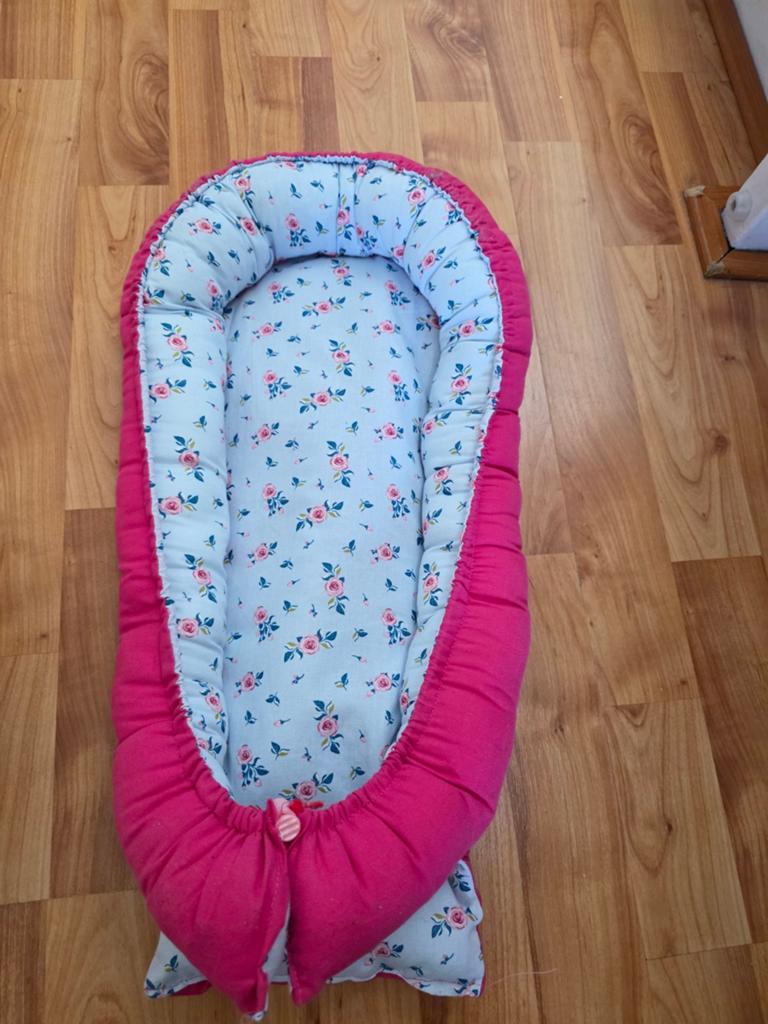 Babynestje roze met bloemenprint, Ophalen of Verzenden, Gebruikt, Overige typen