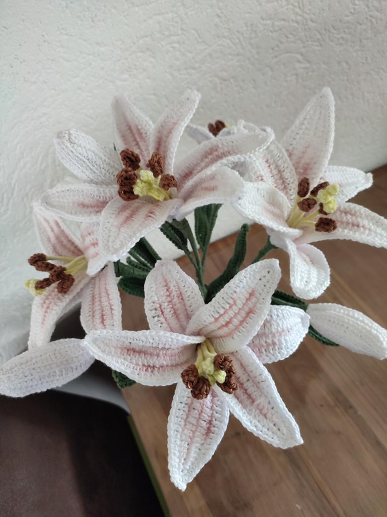 Boeket gehaakte lelies - 5 takken met bloemen en knoppen, Ophalen of Verzenden, Nieuw, Haken