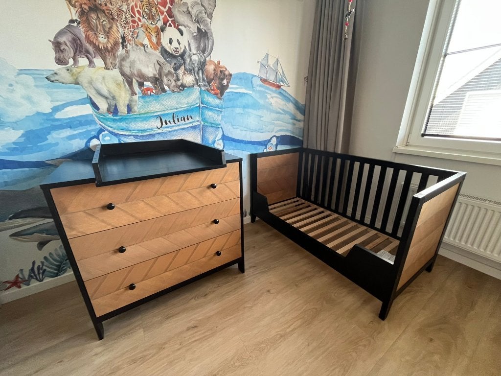 Babykamer Bedbank + Commode + Barrier + Wandrek, Ophalen, Zo goed als nieuw, Jongetje of Meisje