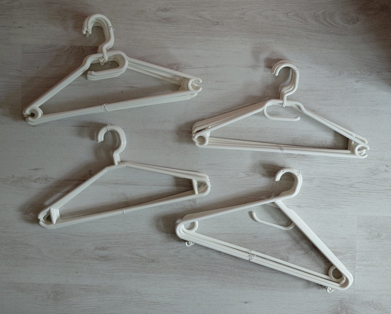 Diverse kledinghangers (hout, zwart, wit), Ophalen of Verzenden, Gebruikt, Hout, Kinderen en Volwassenen