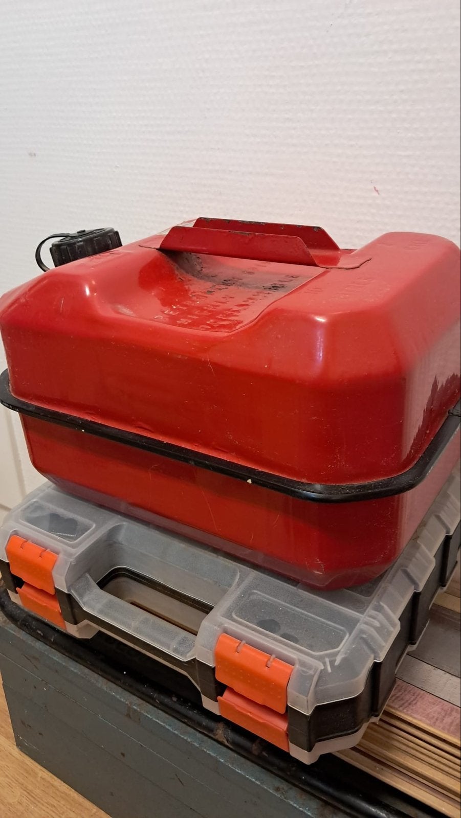 Rode metalen jerrycan - 10 liter benzinekan, Ophalen