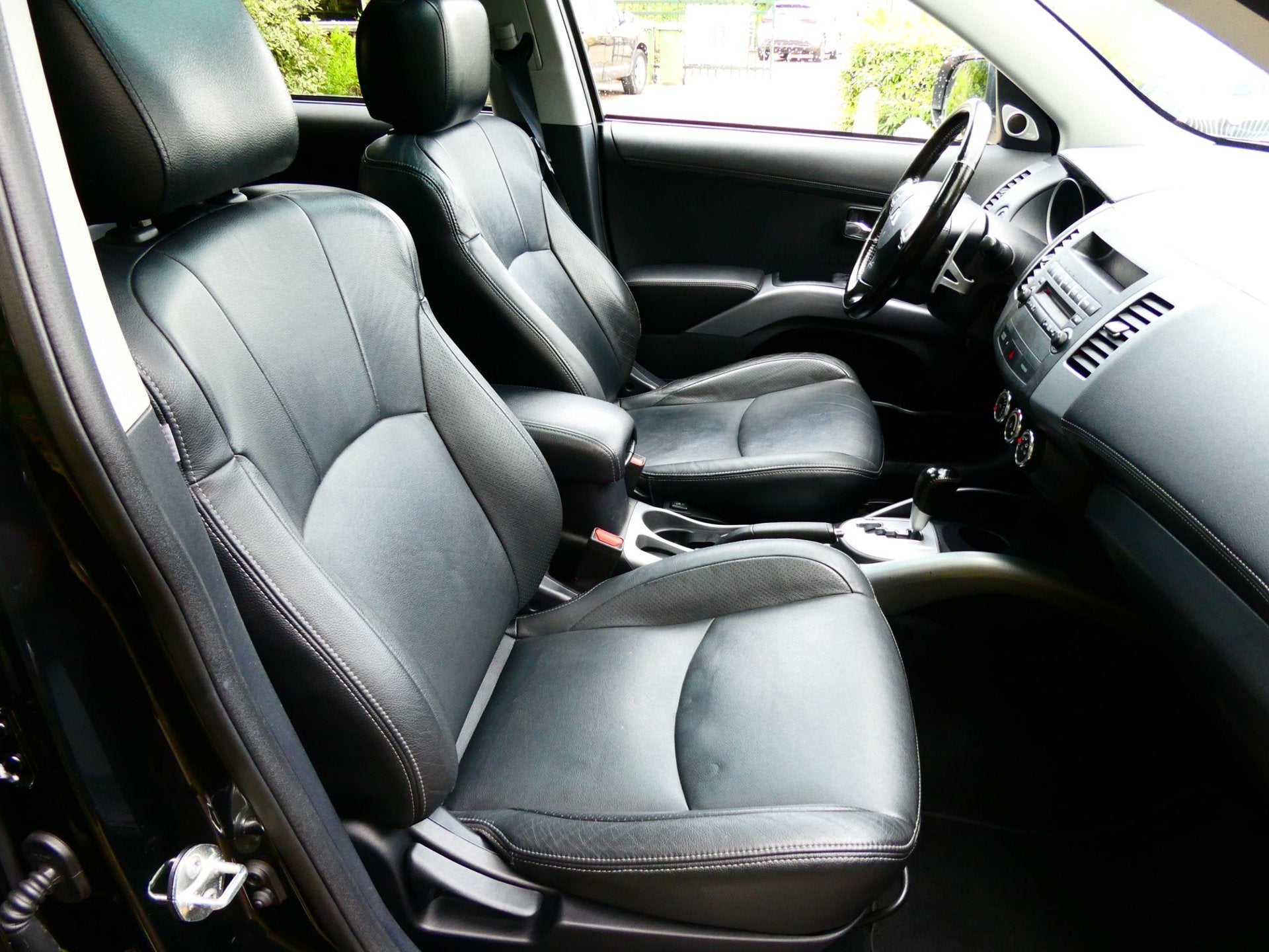 Mitsubishi Outlander 2.0i 147pk Automaat 2e eig. Leder Schui, Auto's, Automatische klimaatregeling, Zwart, 4 cilinders, Zwart