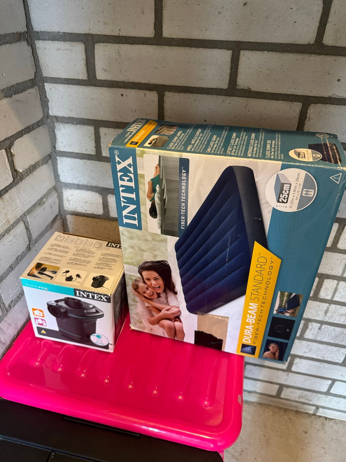 Intex Luchtbed met pomp - 137x191x25cm, Ophalen, Tweepersoons, 140 cm, Zo goed als nieuw