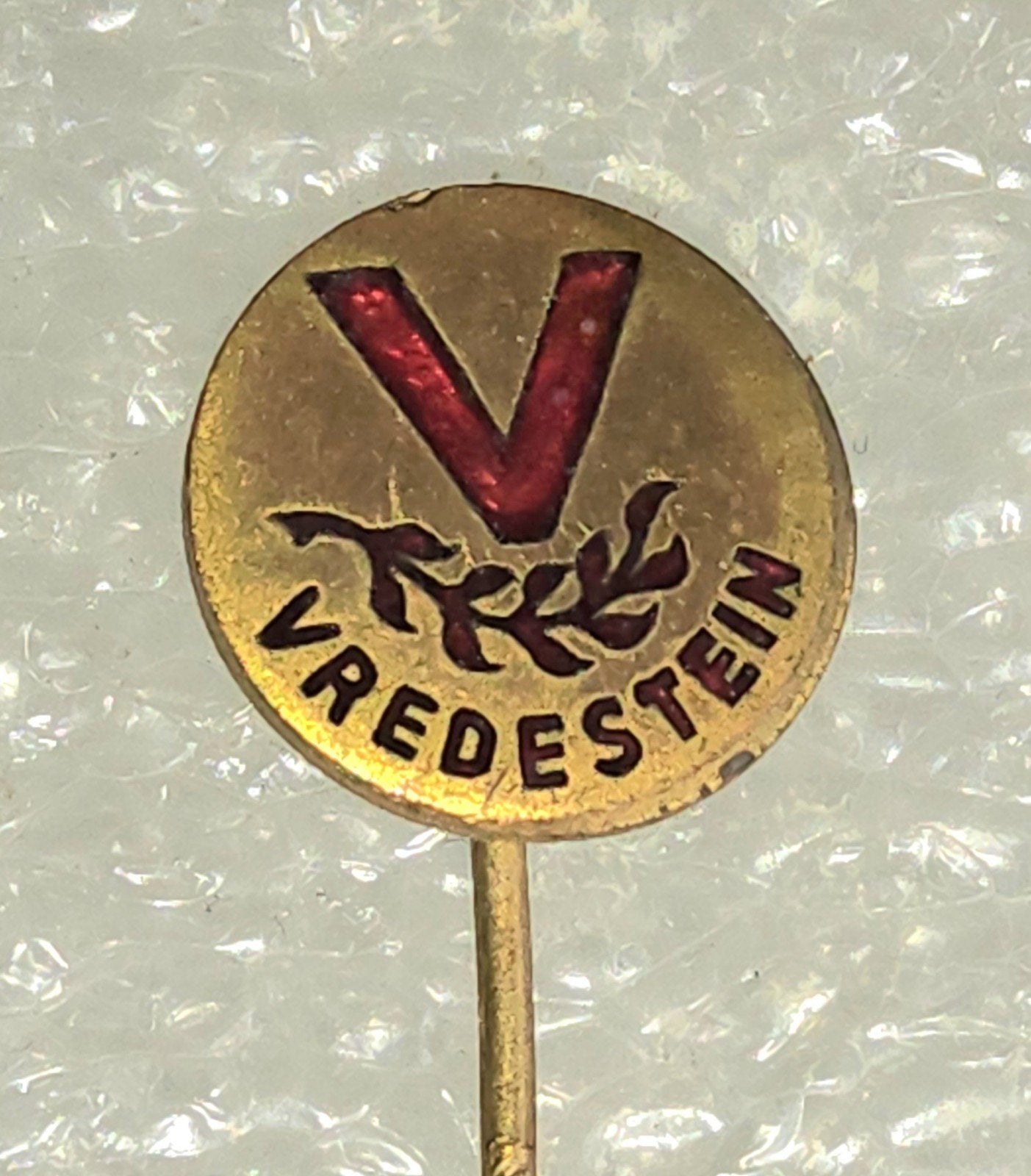 Vintage Emaille Speldje Vredestein, Verzamelen, Ophalen of Verzenden, Gebruikt, Overige onderwerpen, Speldje of Pin