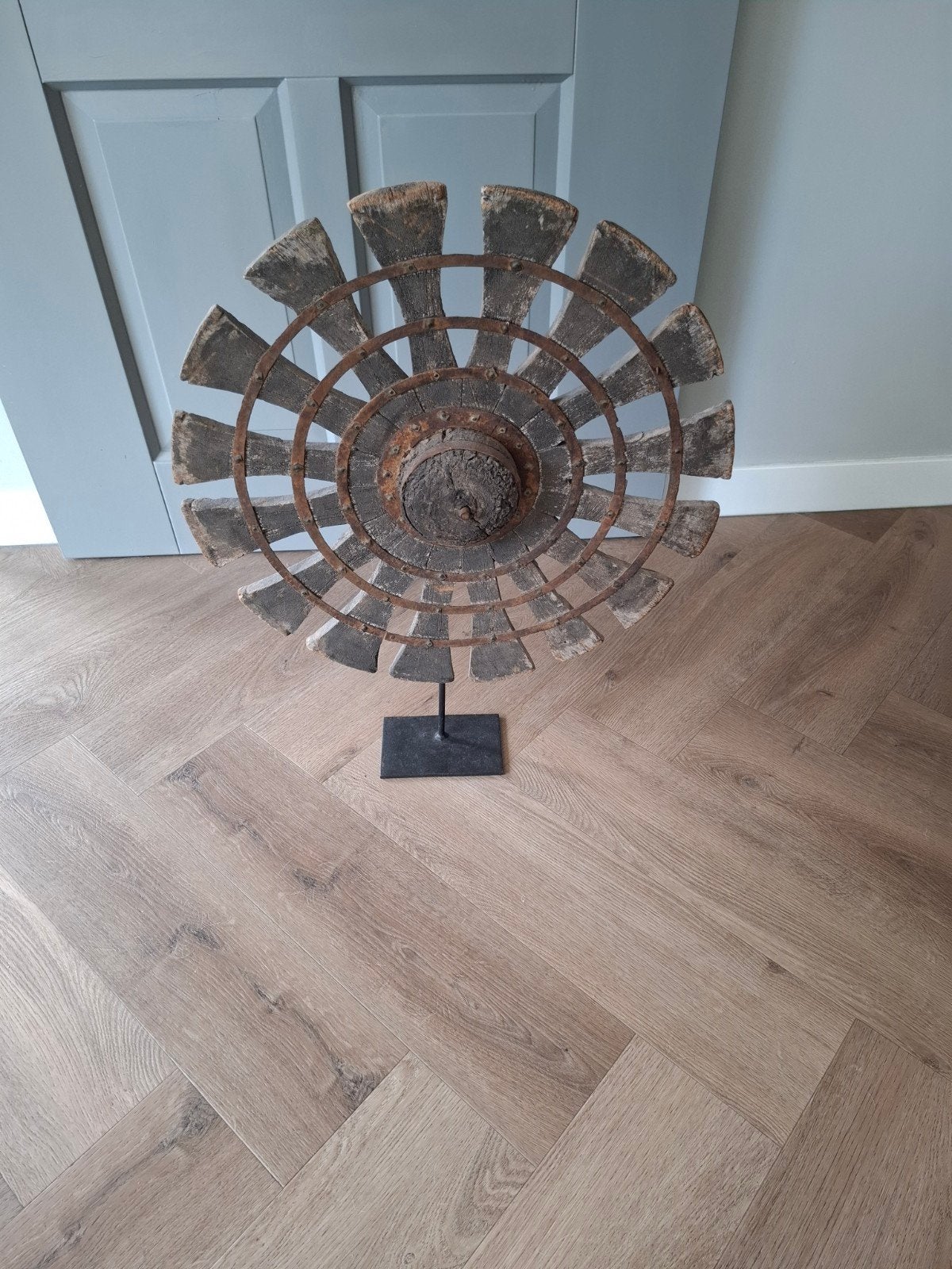 Decoratief houten wiel op standaard - Rustieke kunst, Ophalen of Verzenden
