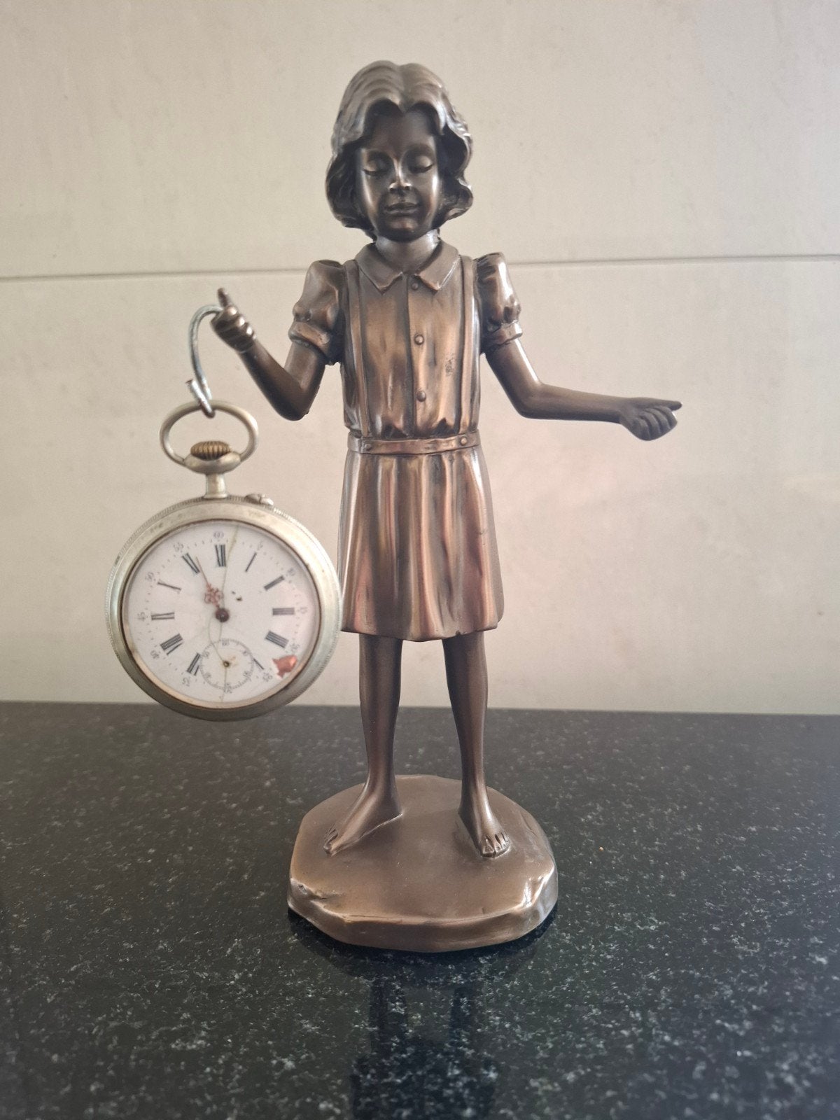Bronskleurig  beeldje van meisje met zakhorloge, Kunststof, Ophalen of Verzenden, Gepatineerd, 20 - 50 cm