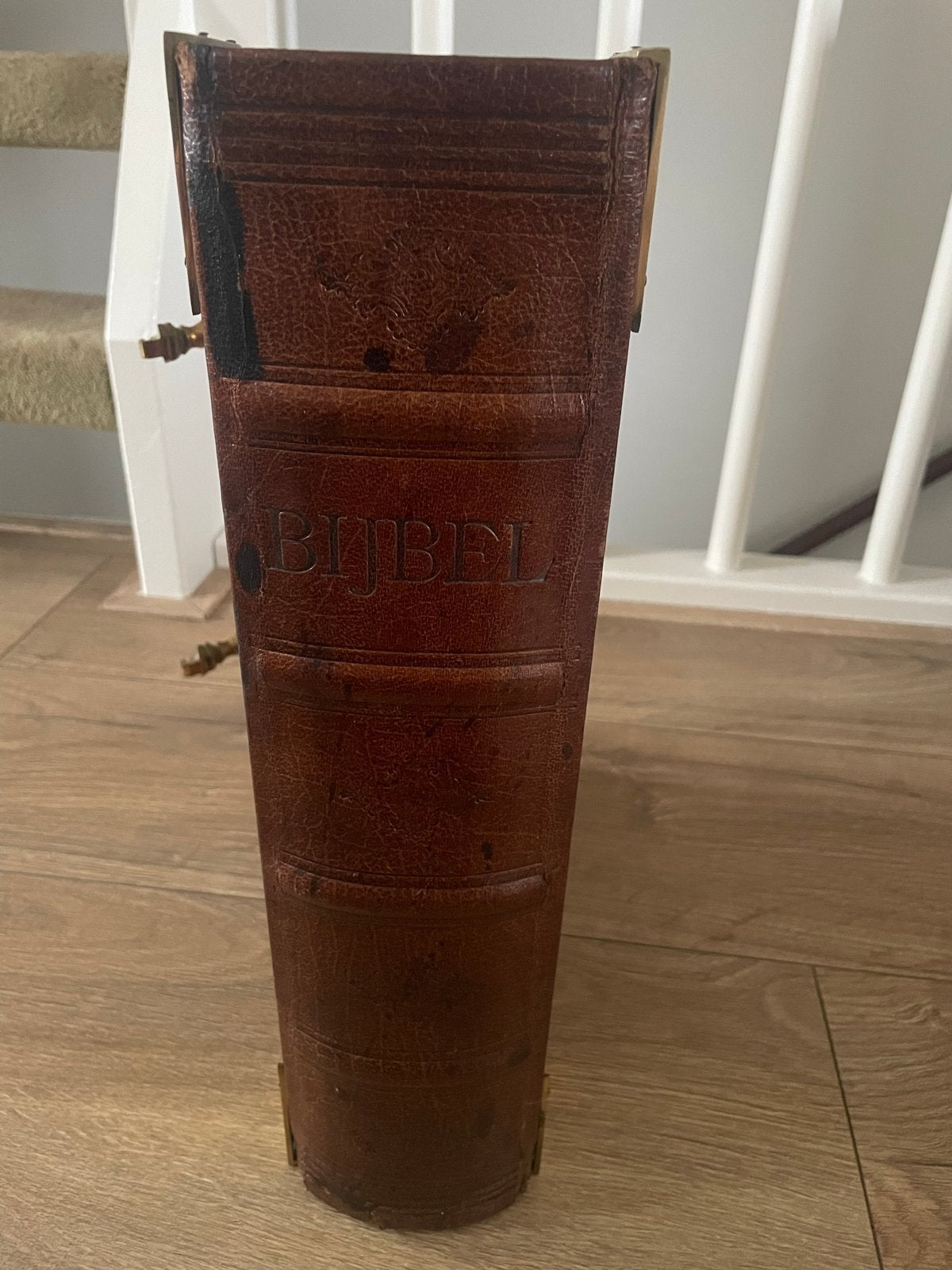 Antieke Bijbel met koperen beslag - Statenvertaling, Antiek en Kunst, Ophalen of Verzenden
