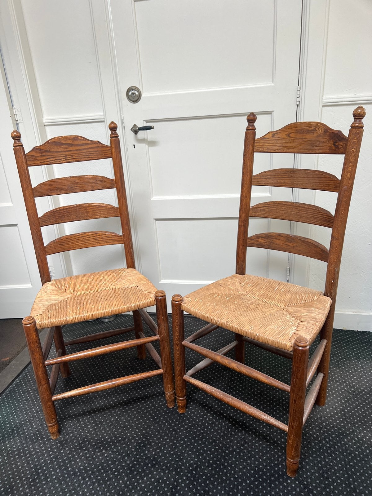 Set 2 rustieke houten eettafelstoelen  met rieten zitting, Ophalen, Gebruikt, Bruin, Twee