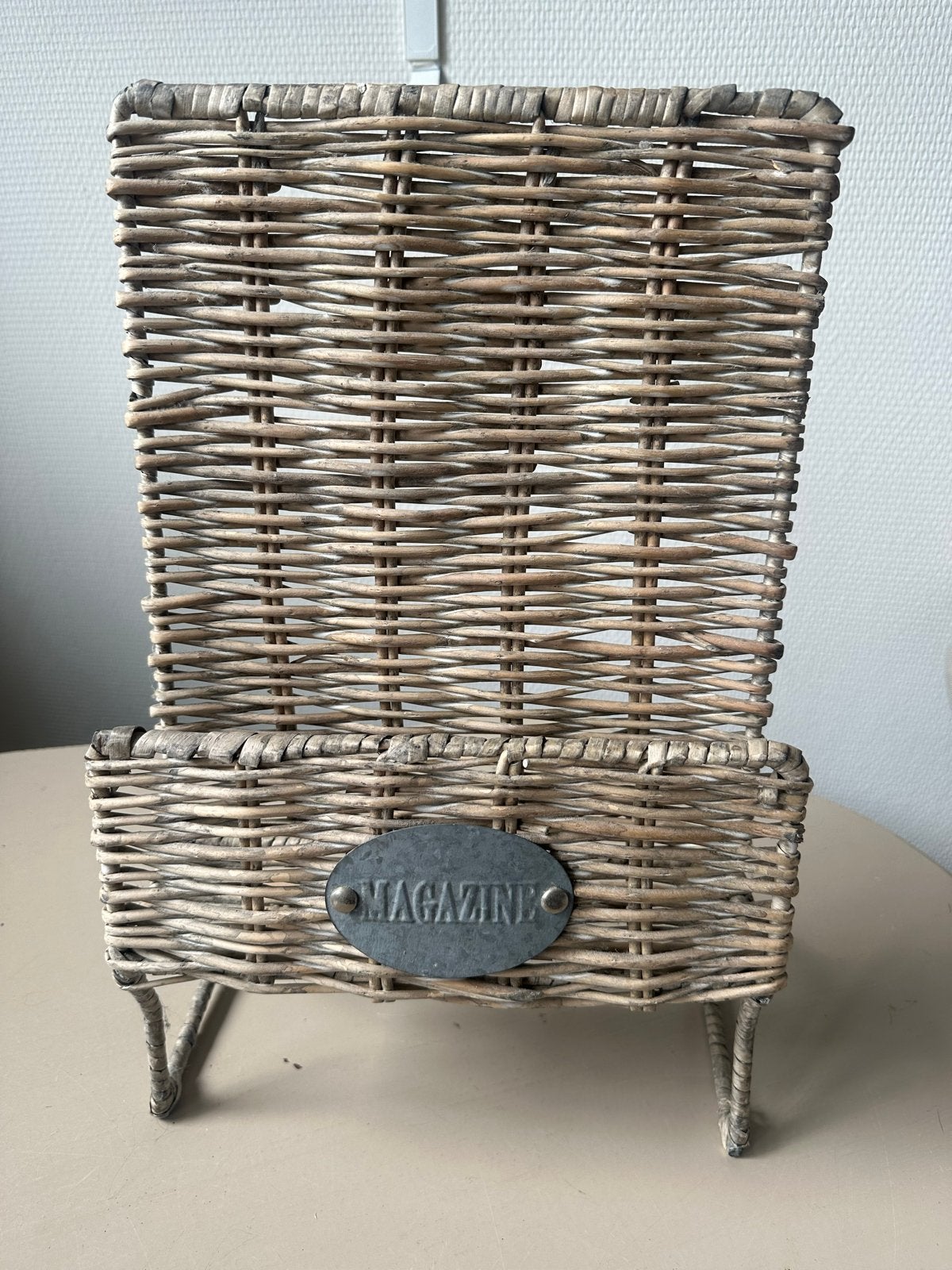 Rotan tijdschriftenrek / krantenbak met 'Magazine' label, Huis en Inrichting, Gebruikt, Natuurlijk materiaal, Ophalen of Verzenden