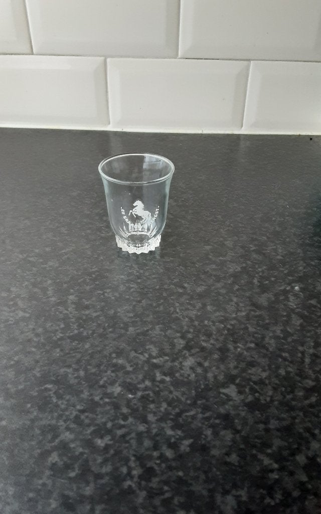 DE GRAAUWE HENGST glaasje, Ophalen of Verzenden, Zo goed als nieuw, Borrel- of Shotglas