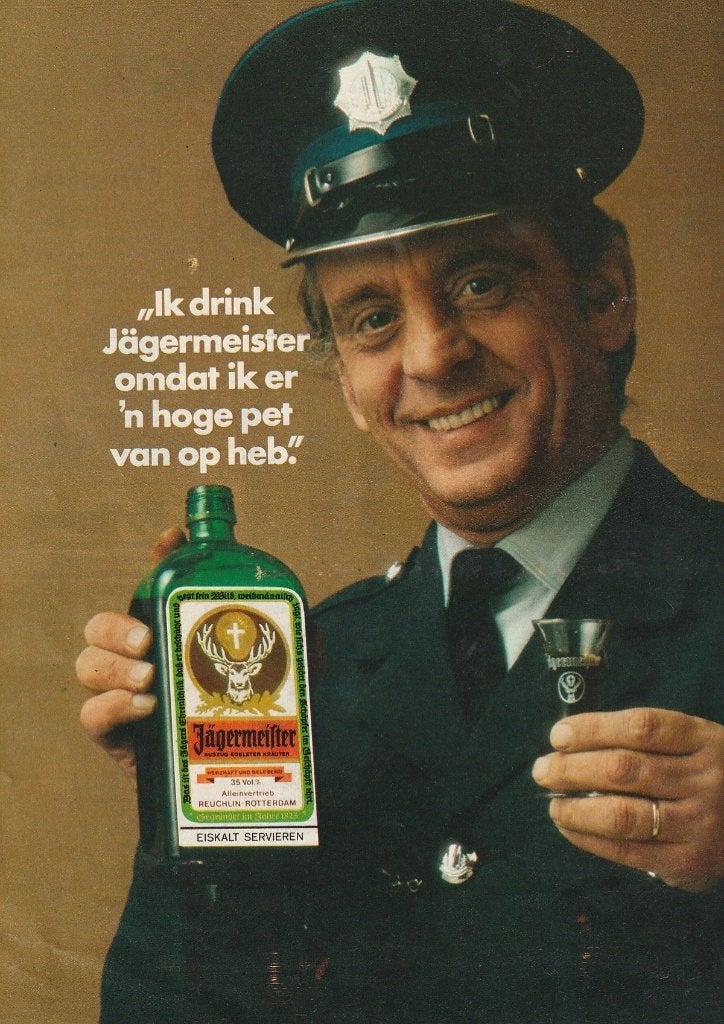 Retro reclame 1976 Jägermeister 'k heb er 'n hoge pet van op, Verzenden, Overige typen
