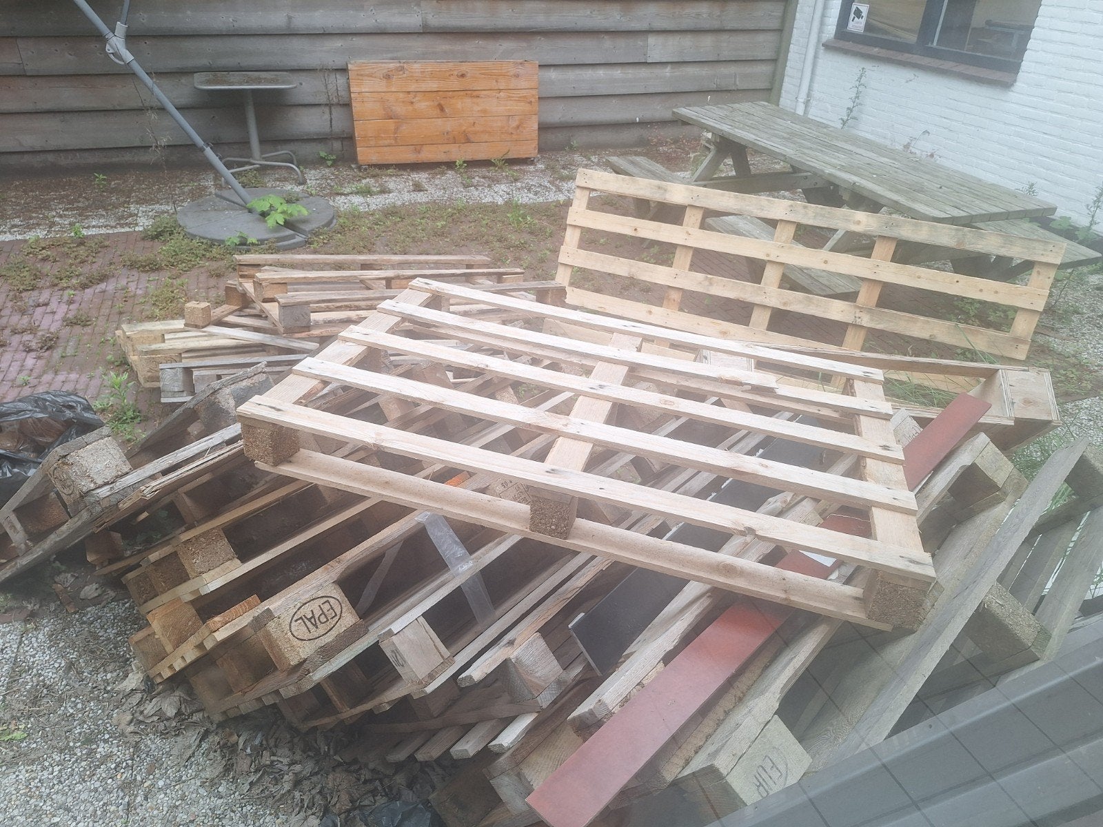 Gratis afhalen partij houten pallets, Minder dan 3 m³, Ophalen