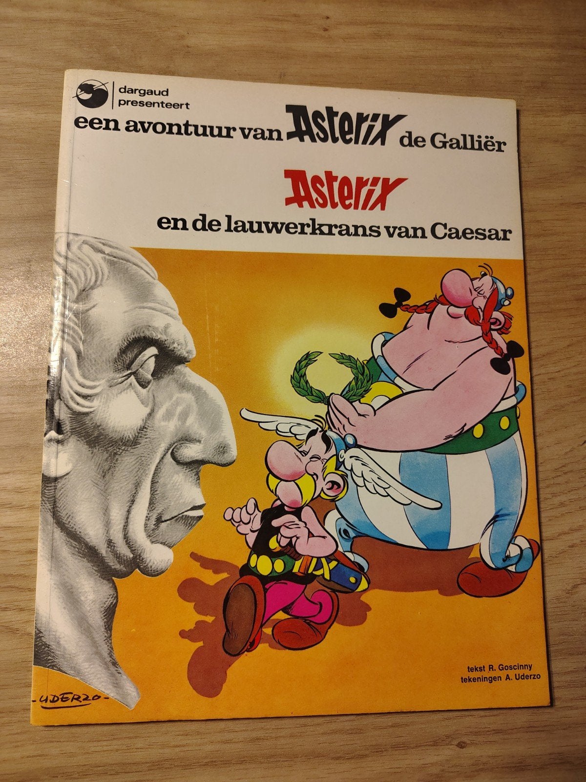 Asterix en de lauwerkrans van Caesar, Eén stripboek, Ophalen of Verzenden, Gelezen