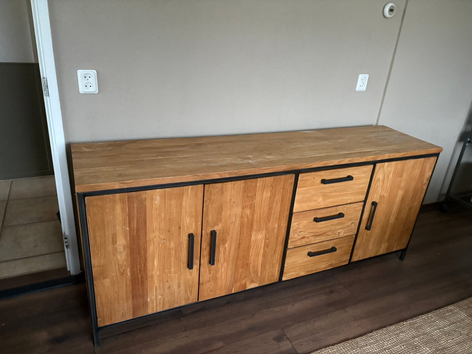 Houten kast met zwarte accenten, Ophalen, Minder dan 50 cm, Gebruikt, Met deur(en)