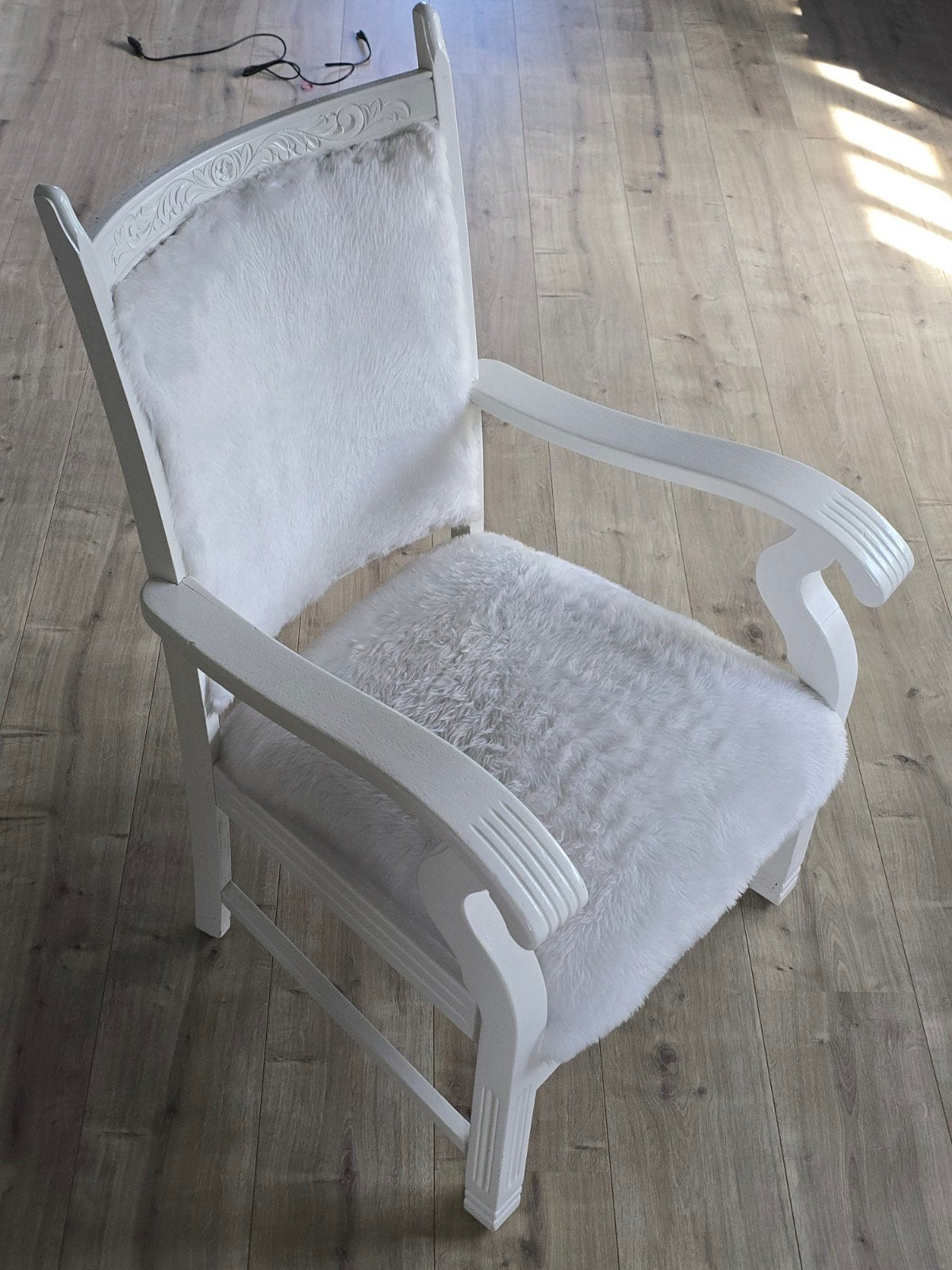 prachtige antieke stoel restyled in wit met wit pluche €39, Ophalen