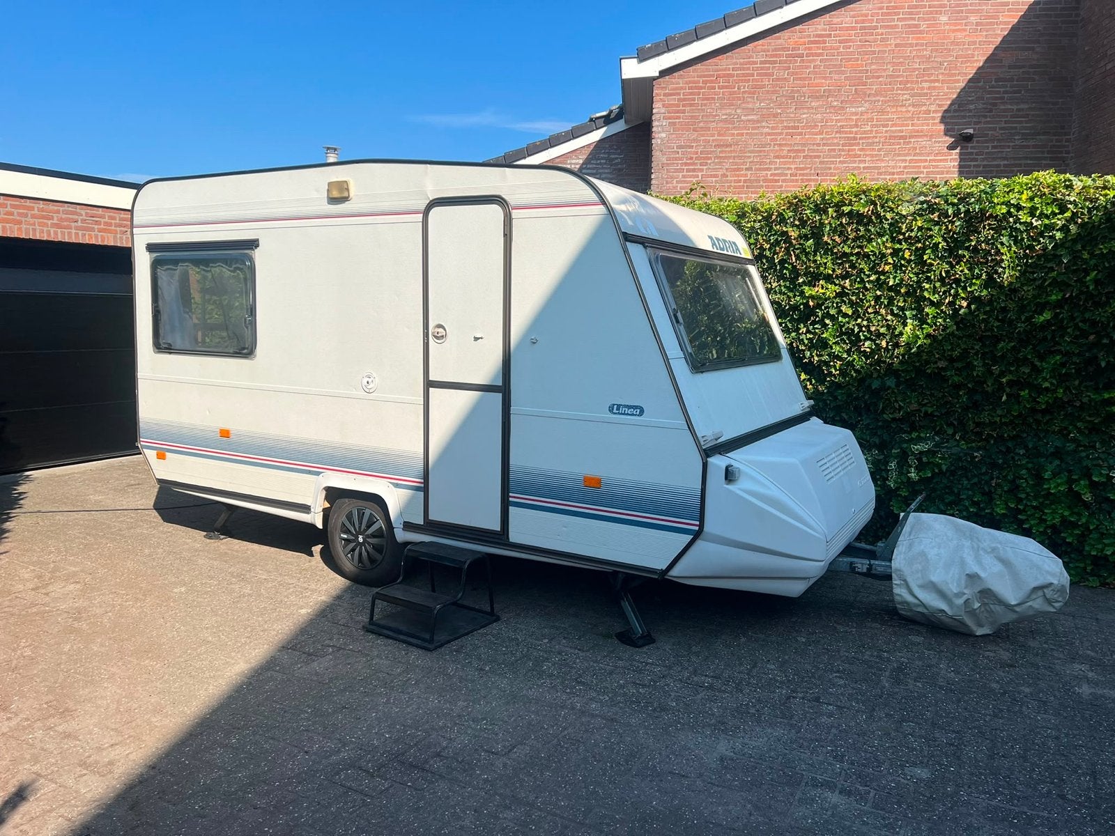 Adria Optima 425 met fietsendrager en inventaris, Rondzit, Omvormbare zithoek, 750 - 1000 kg, Particulier