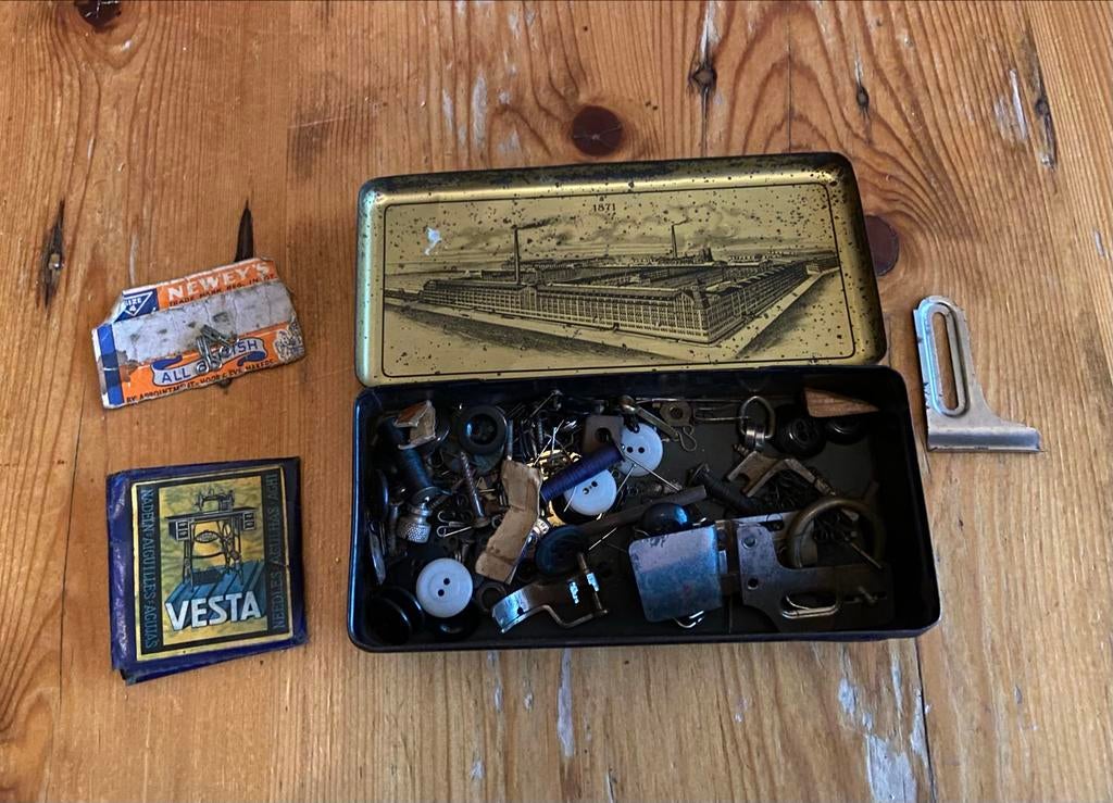 Vintage Vesta metalen naaimachinedoos met inhoud, Antiek en Kunst, Antiek | Naaimachines, Ophalen of Verzenden