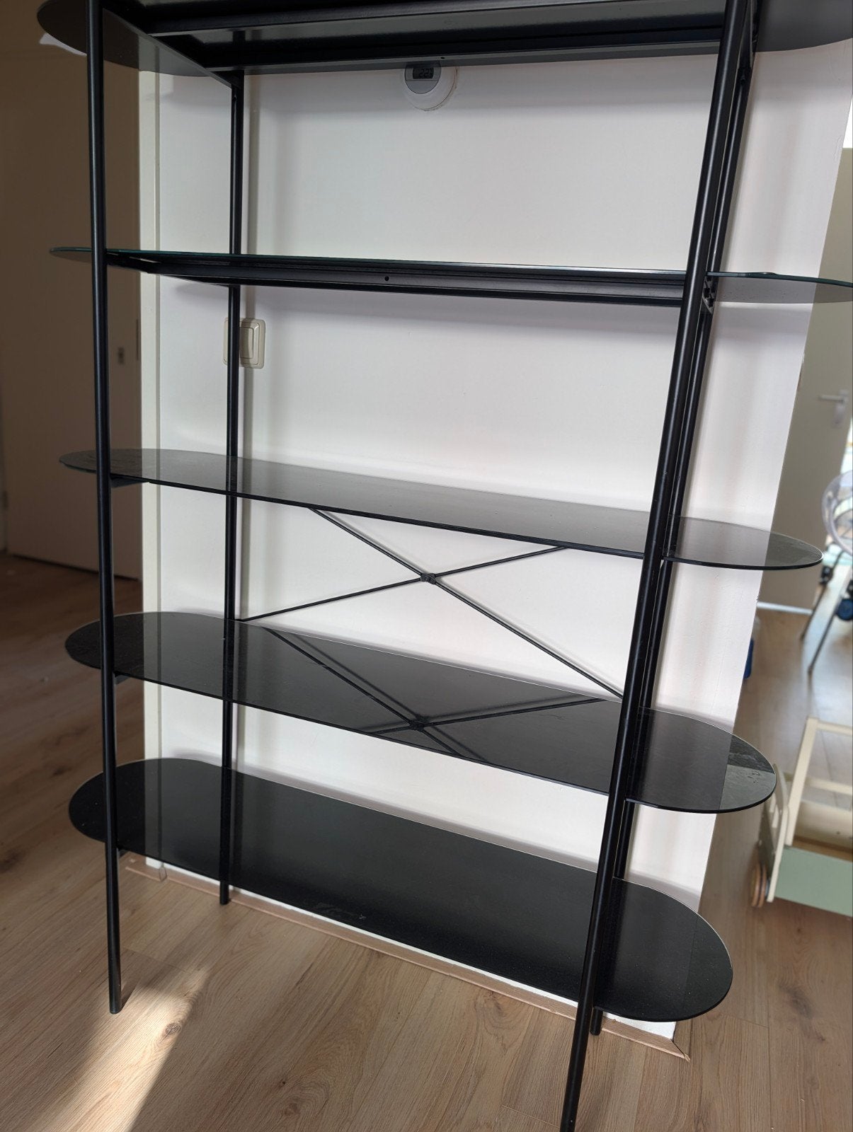 Zwarte design wandkast / open vakkenkast met glazen planken, Ophalen, 50 tot 100 cm, Zo goed als nieuw, 150 tot 200 cm