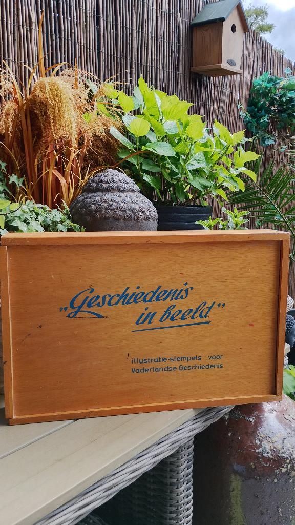 Vintage Hollandse geschiedenis stempels in een houten kist, Hobby en Vrije tijd, Stempelen, Ophalen, Houten stempel