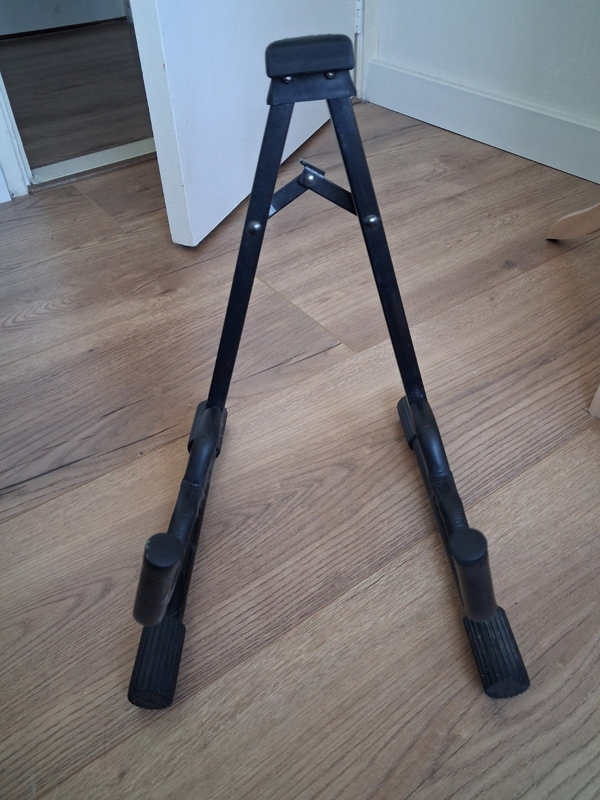 Zwarte gitaarstandaard, Ophalen, Gebruikt, Instrumentstandaard, Gitaar