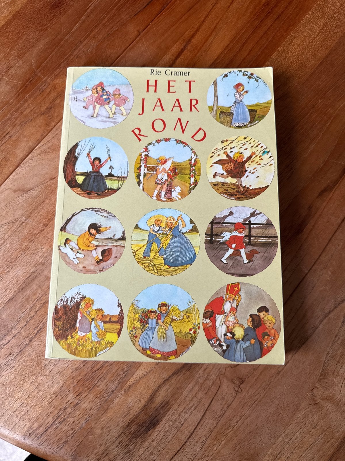 Rie Cramer - Het Jaar Rond (Kinderboek), Boeken, Ophalen of Verzenden, Zo goed als nieuw, Fictie algemeen