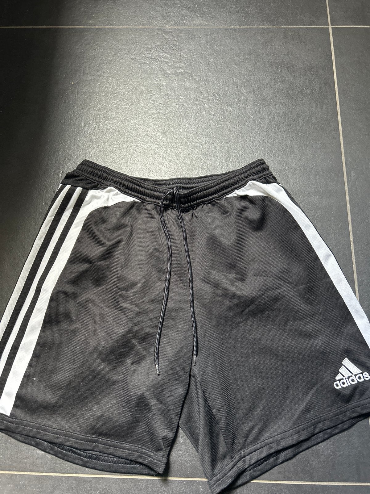Adidas sportbroekje zwart met witte strepen - Maat M, Kleding | Heren, Sportkleding, Maat 48/50 (M), Zwart, Ophalen of Verzenden