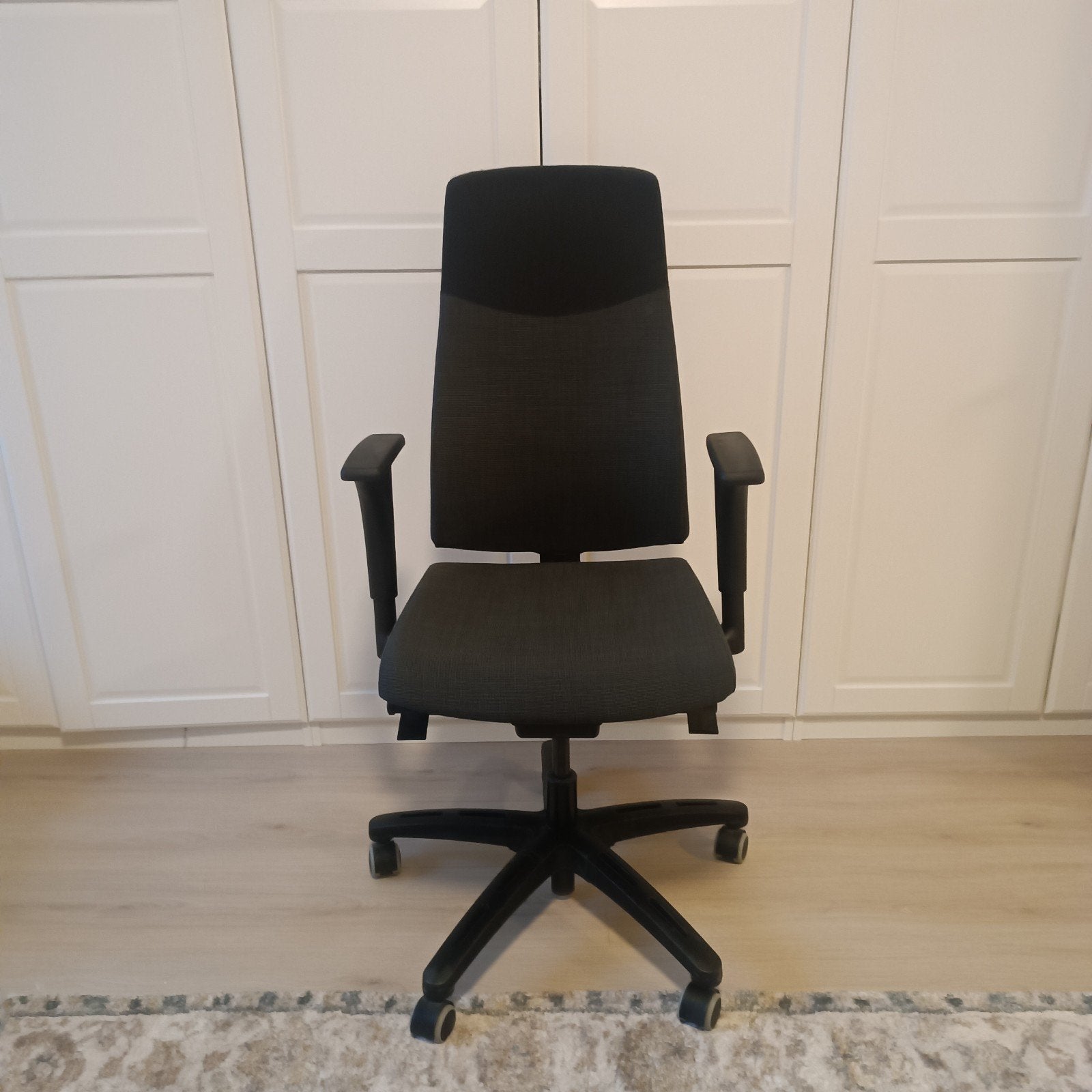 Foto 4 van Z.G.A.N. 2x Zwarte Bureaustoelen - nieuwprijs 300,-