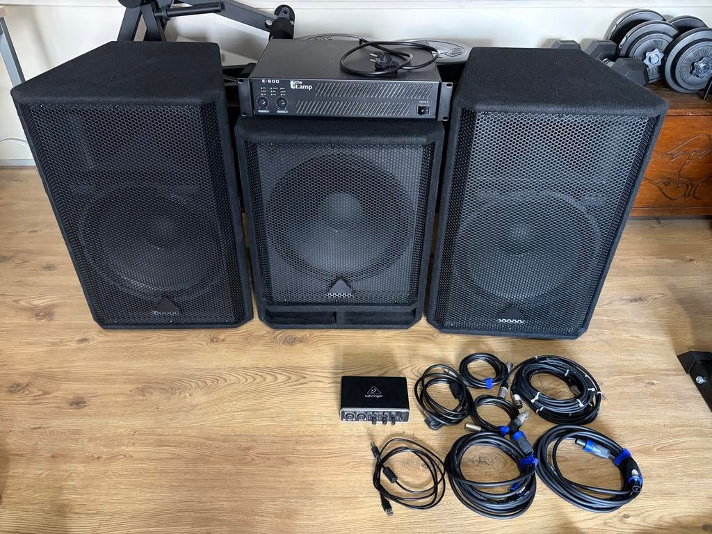 Behringer PA speakerset: 2x VP1520, 1x VQ1500D, T.Amp E800, Ophalen, Zo goed als nieuw, Overige kabels