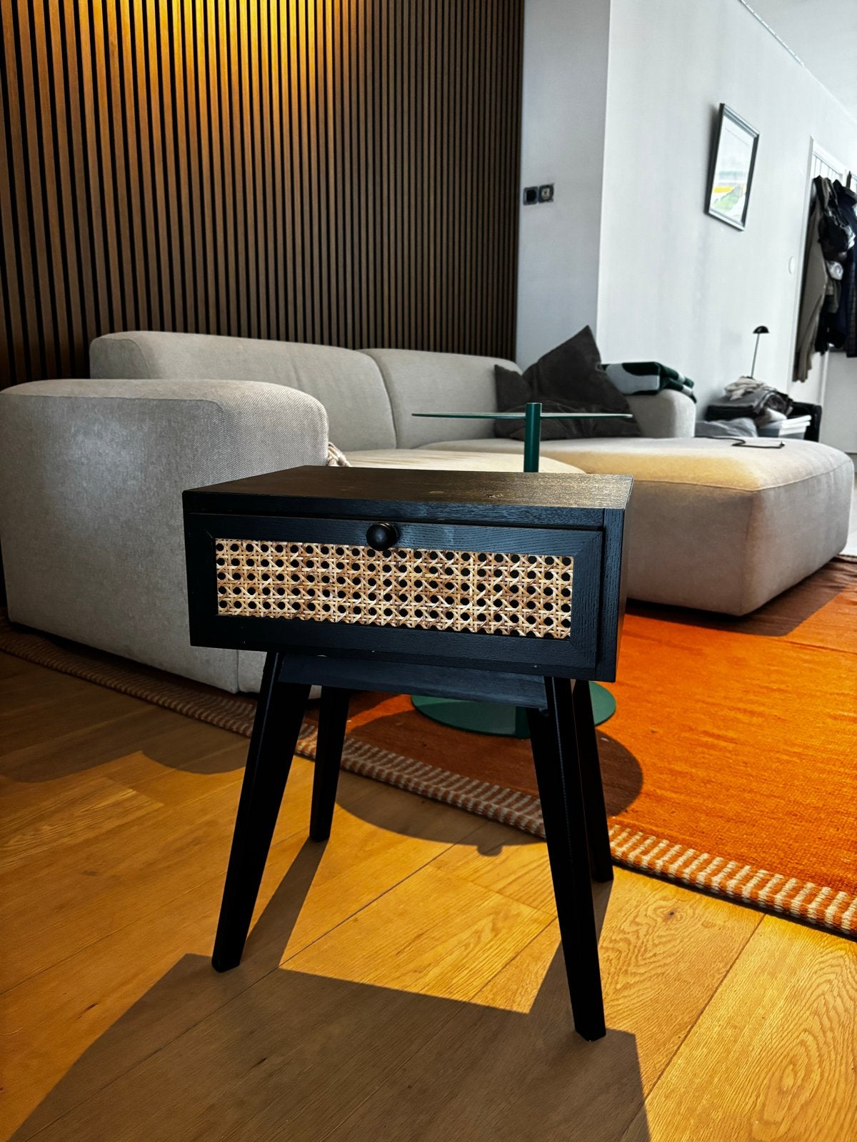 Stijlvol zwart nachtkastje met rotan ladefront, Ophalen, Minder dan 45 cm, 55 tot 70 cm, Zo goed als nieuw
