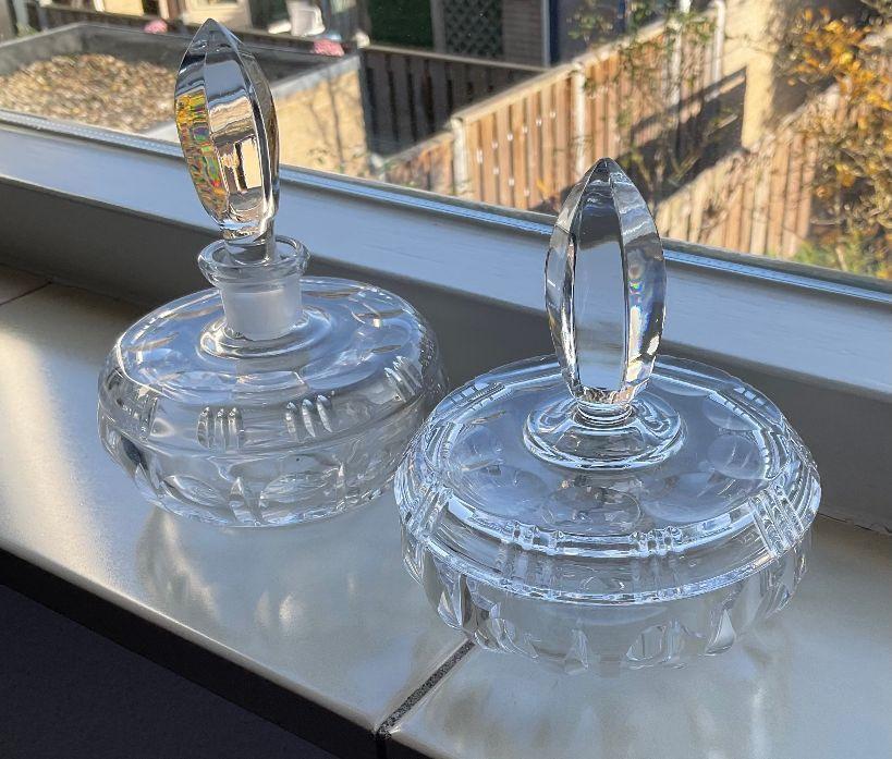 kaptafel set geslepen kristal parfumfles flacon + wattenpot, Ophalen of Verzenden