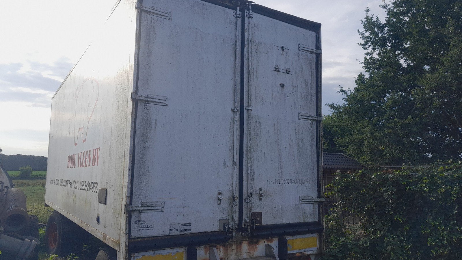 Aanhangwagen voor opslag of reclame object., Ophalen