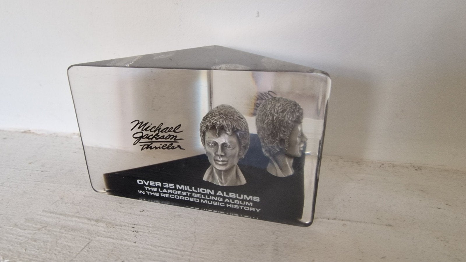 Michael Jackson Thriller Award Platenbazen collector Item, Verzamelen, Muziek, Artiesten en Beroemdheden, Verzenden, Zo goed als nieuw
