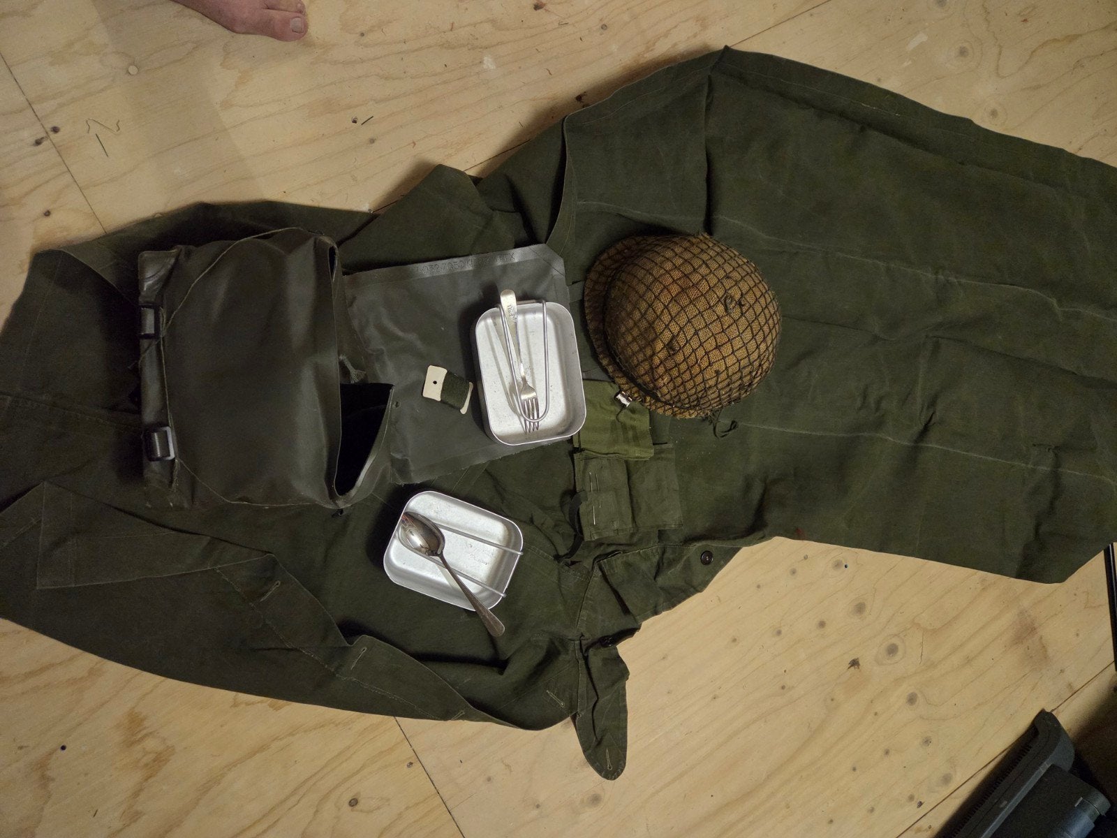 Militair uitrusting: helm, tas, veldfles en bestek, Verzamelen, Ophalen of Verzenden, Landmacht, Overige gebieden, Overige typen