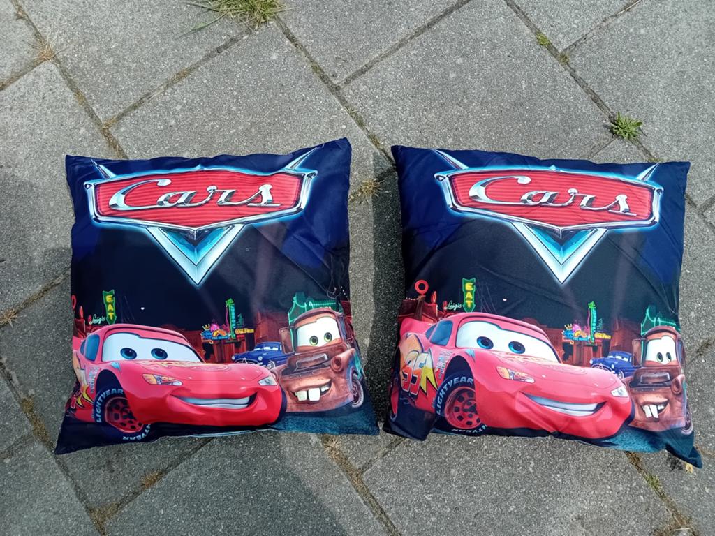 2 cars kussens, Kinderen en Baby's, Kinderkamer | Inrichting en Decoratie, Ophalen of Verzenden, Zo goed als nieuw, Kleed of Kussen