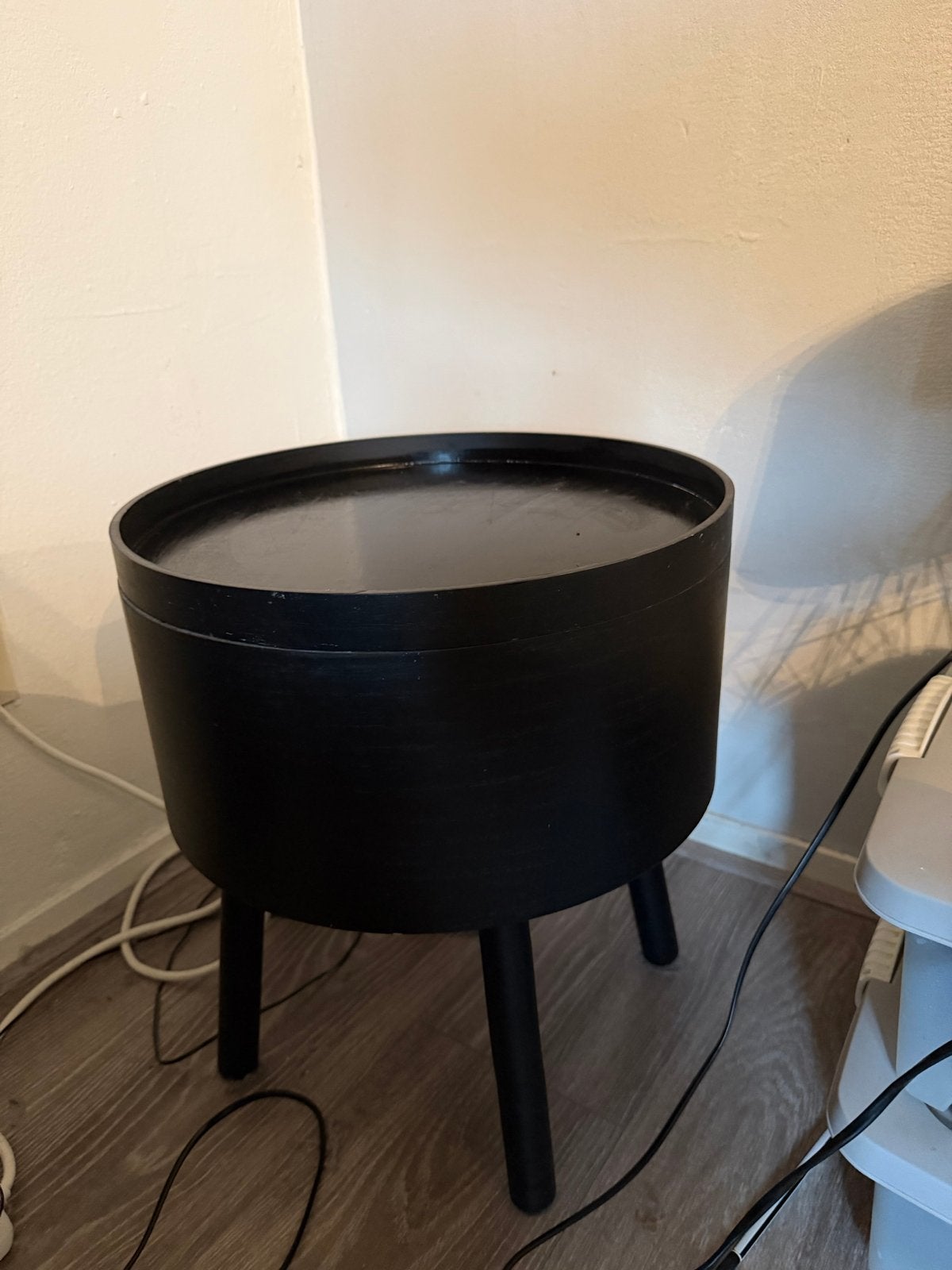 Zwarte bijzettafel/nachtkastje met opbergruimte, Huis en Inrichting, Minder dan 55 cm, Gebruikt, Rond, Hout