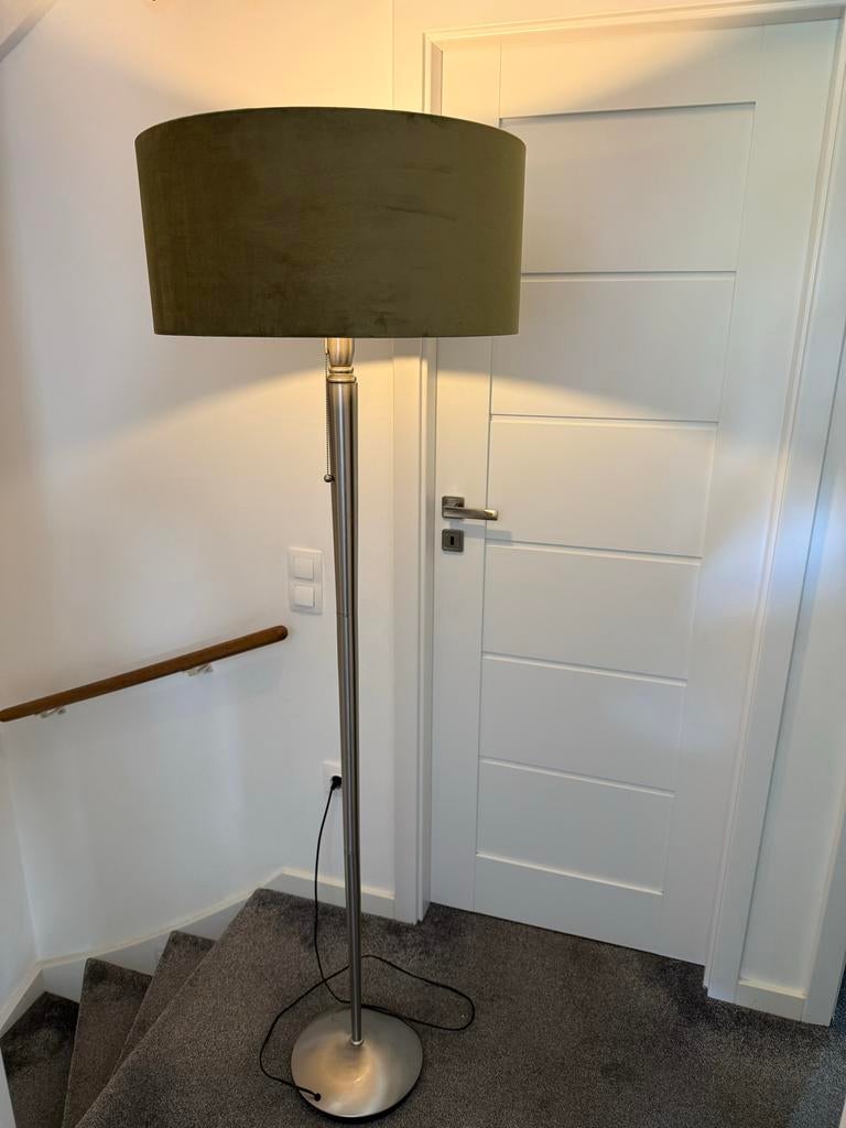 Stijlvolle staande lamp met olijfgroene kap, Ophalen, Zo goed als nieuw, Metaal, 150 tot 200 cm