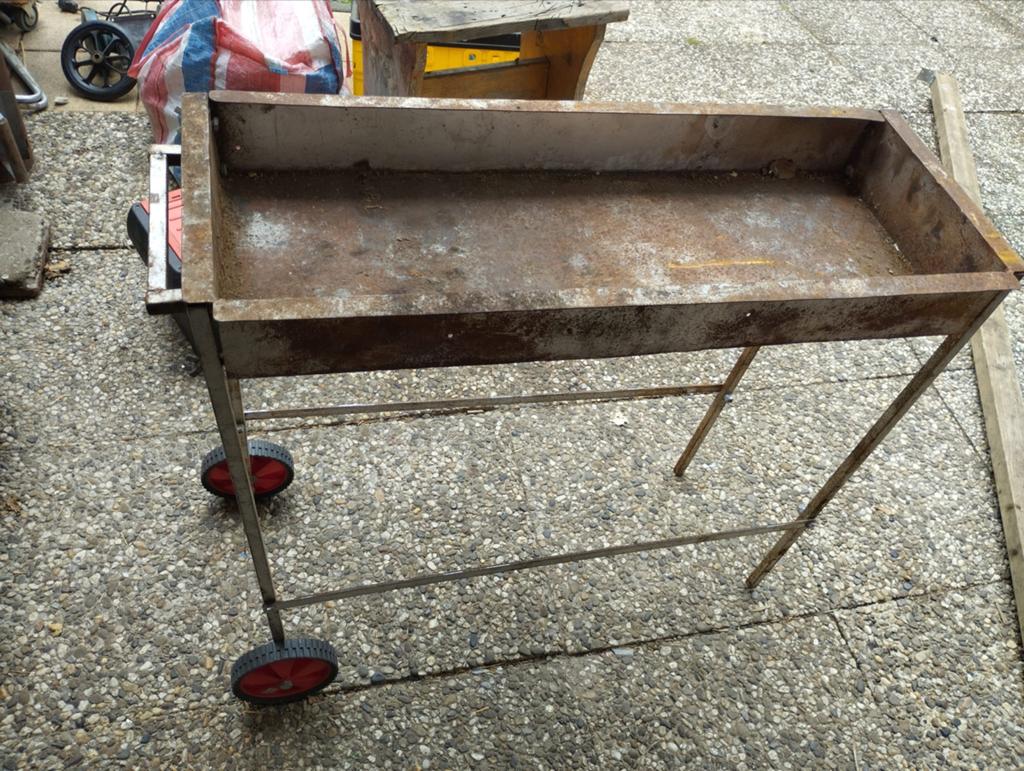 Robuuste metalen barbecue op wielen, Ophalen, Gebruikt