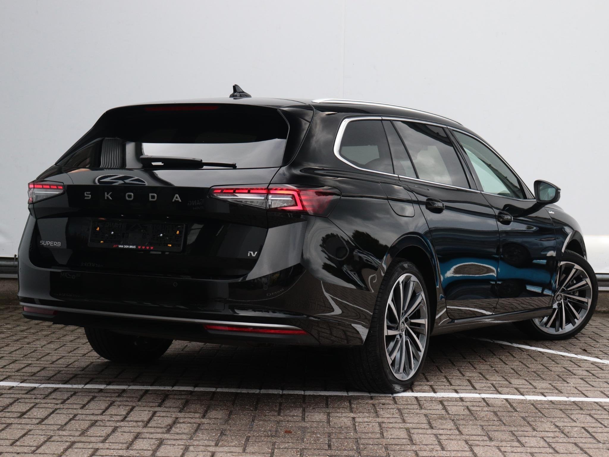 Skoda Superb Laurin & Klement 1.5 TSI MHEV | Trekhaak | Pano, Auto's, Euro 6, 4 cilinders, 150 pk, Zwart