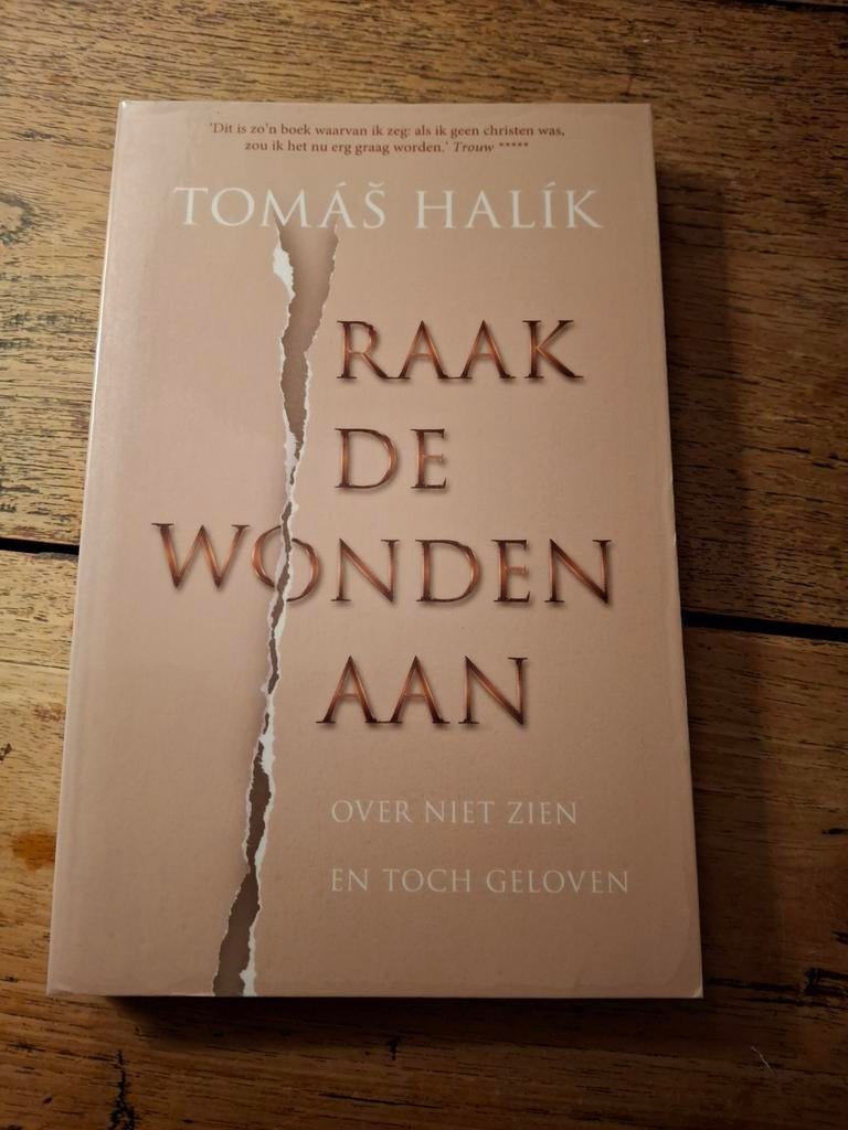 Tomas Halik - Raak de wonden aan, Boeken, Ophalen of Verzenden, Gelezen, Tomas Halik