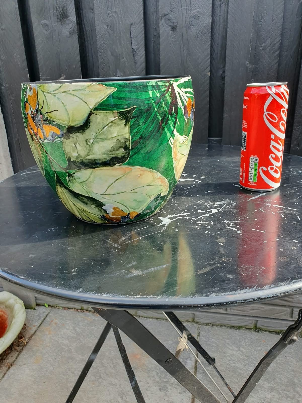 Mooie bloempot met vlinder- en bladmotief, Antiek en Kunst, Ophalen