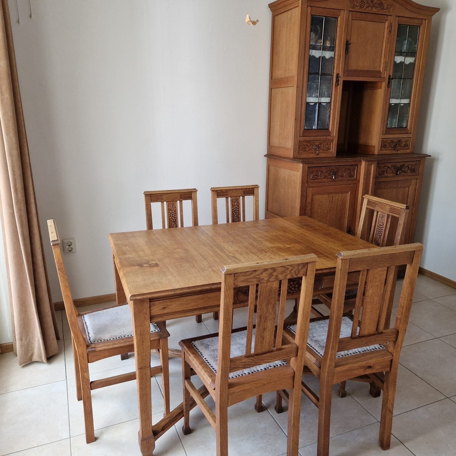 Uitschuifbare eettafel met 6 stoelen en dressoir, Ophalen