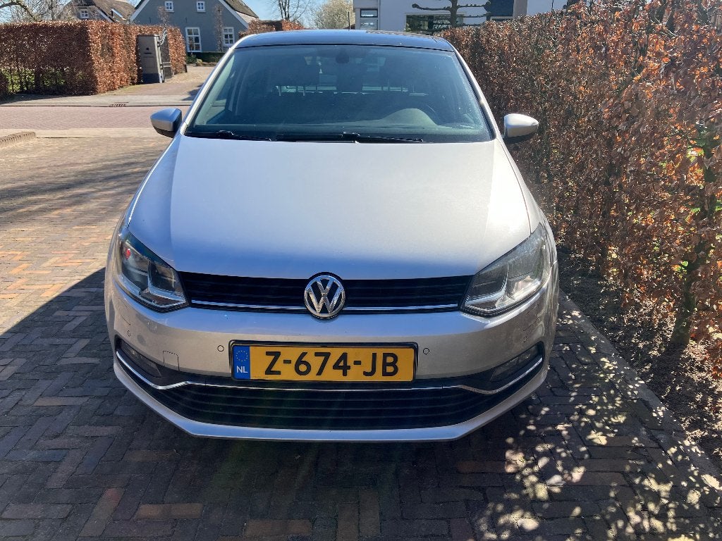 Volkswagen Polo Lounge Pano 1.2 TSI 66KW 2016 Grijs metallic, Stof, 40 €/maand, 4 cilinders, Handgeschakeld