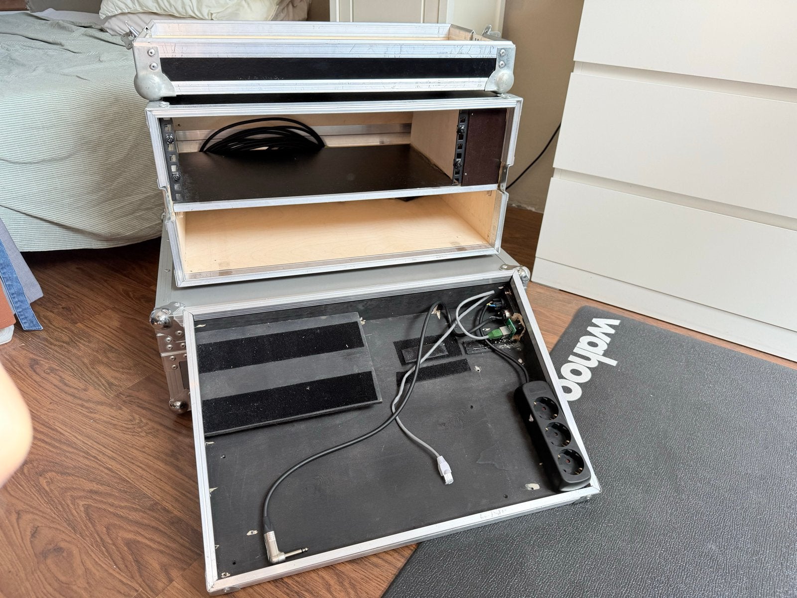 Foto 3 van 19 inch Flightcase met pedalboard bijv voor Kemper profiler