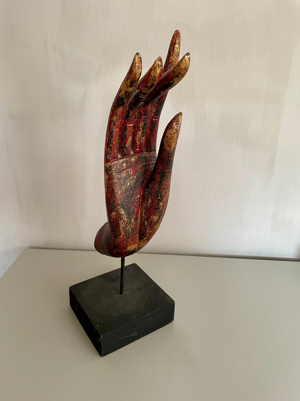 Beeld houten hand op sokkel, Antiek en Kunst, Meerkleurig, Hout, Beeld, Ophalen of Verzenden